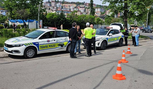 Geri manevra yapan tren polis otosuna çarptı