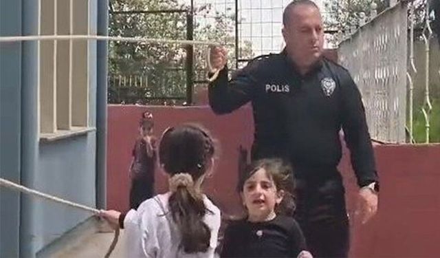 Polis memurunun öğrencilerle oynaması ilgi çekti