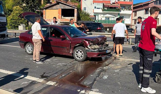 Yayalara yol veren kamyona, otomobil çarptı: 2 yaralı!