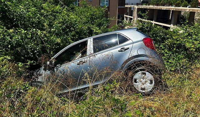 Kontrolden çıkan otomobil, dikenlik alana savruldu