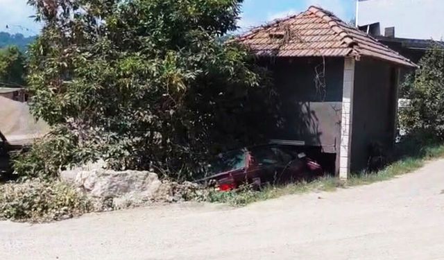 Kepçeye çarpmamak için manevra yaptı, kulübeye çarptı!