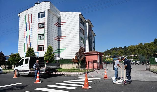 Belediye, okul önlerindeki çalışmalarını sürdüyor