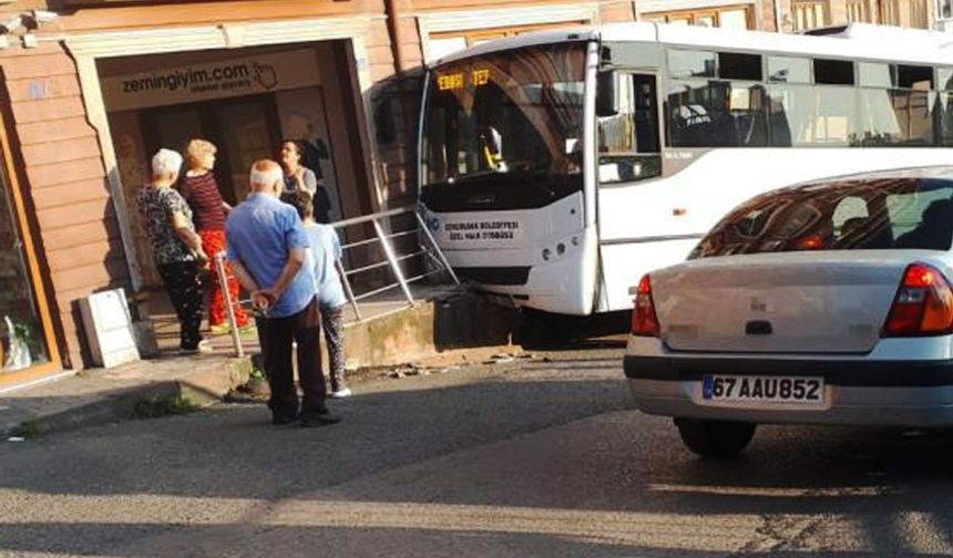 Halk otobüsü, duvara çarptı: 2 yaralı!