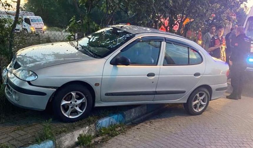 Refüje çıkan otomobil, demirlere çaptı: 1 yaralı!