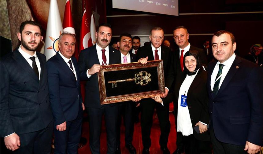 Şehrin temsili anahtarını Erdoğan'a takdim ettiler