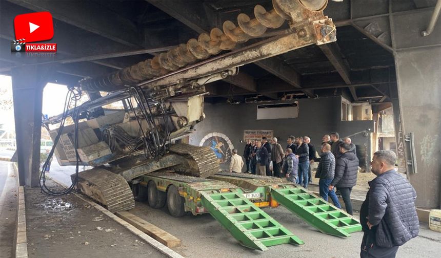 İş makinesi dorseden düştü, trafik kilitlendi!