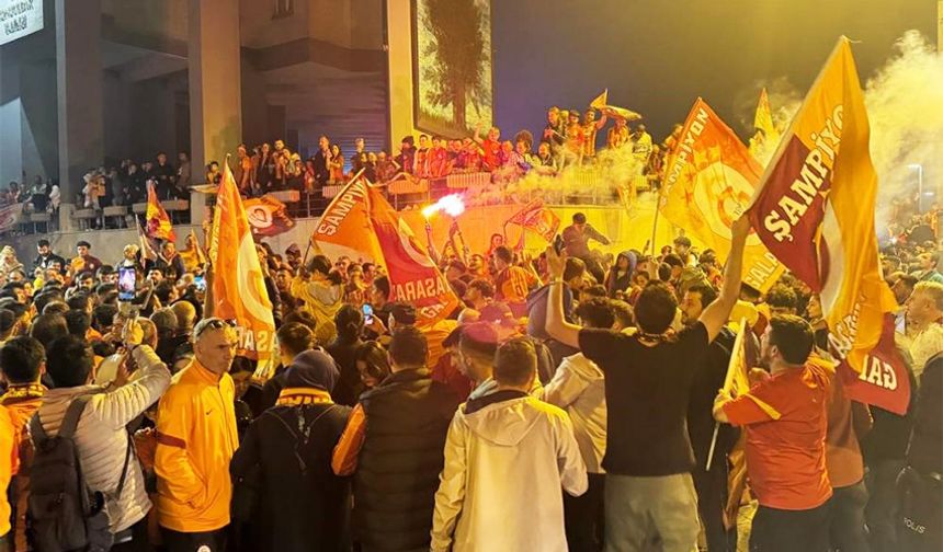 Galatasaray taraftarları, sokaklara döküldü