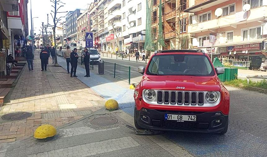 Kontrolden çıktı, kaldırıma daldı!