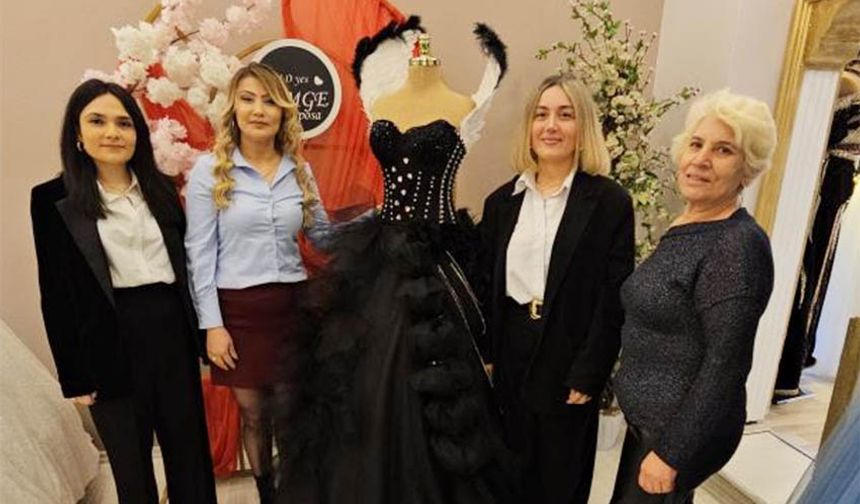 Kadına şiddete siyah gelinlik ile dikkat çekti
