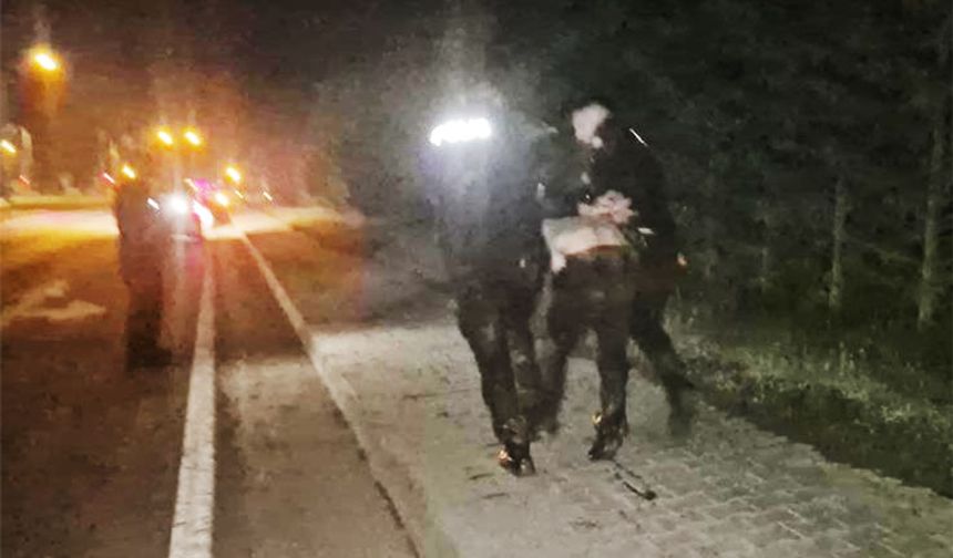 Polislerle beraber bataklığa düştü!