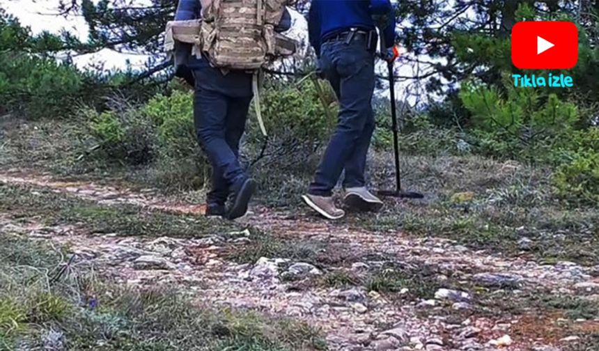 Define arayan 2 kişi, fotokapana yansıdı
