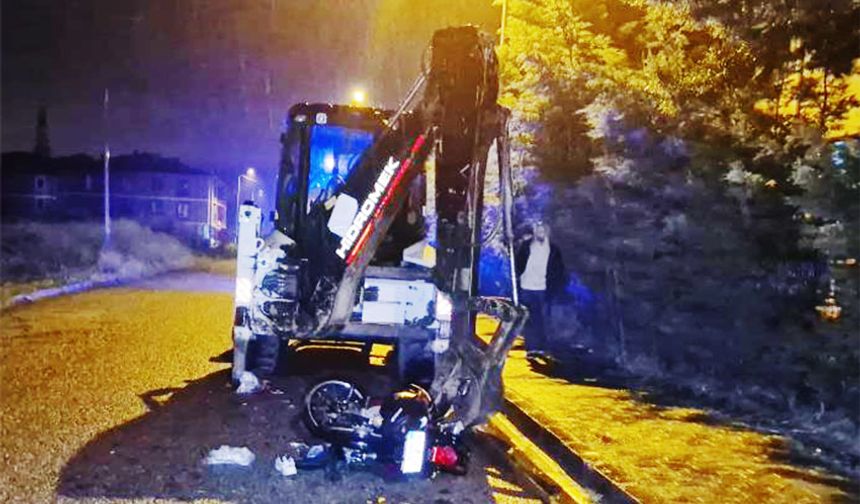 Motosiklet, iş makinesine çarptı: 2 yaralı!