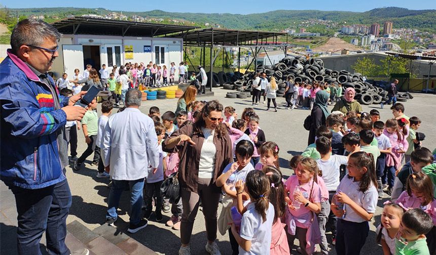 Öğrenciler, Atık Getirme Merkezi'ni ziyaret etti