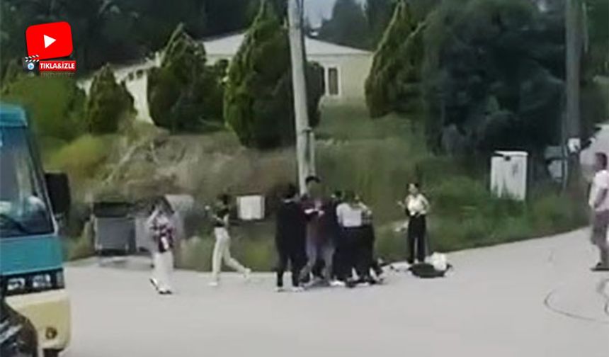 Üniversiteli kızlar, birbirlerine girdi!