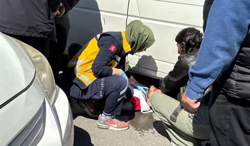 Otomobil ile motosiklet çarpıştı: 1 yaralı!