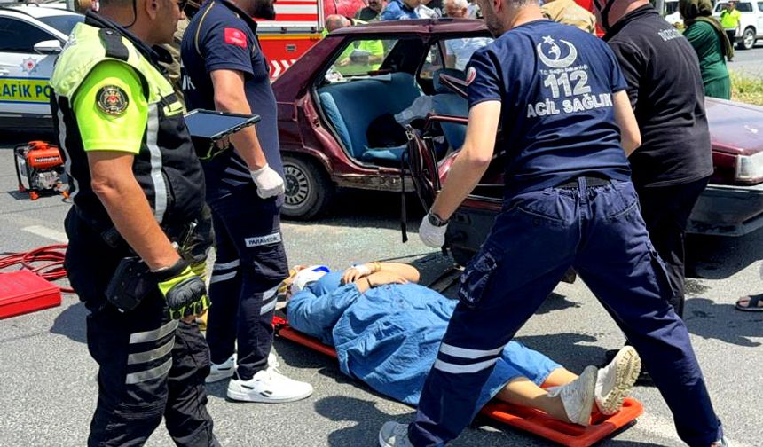 Otomobiller çarpıştı, yolcu sıkıştı: 3 yaralı!