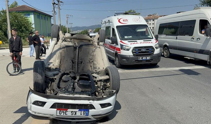 Yayaya yol veren otomobile çarpıp takla attı: 3 yaralı!