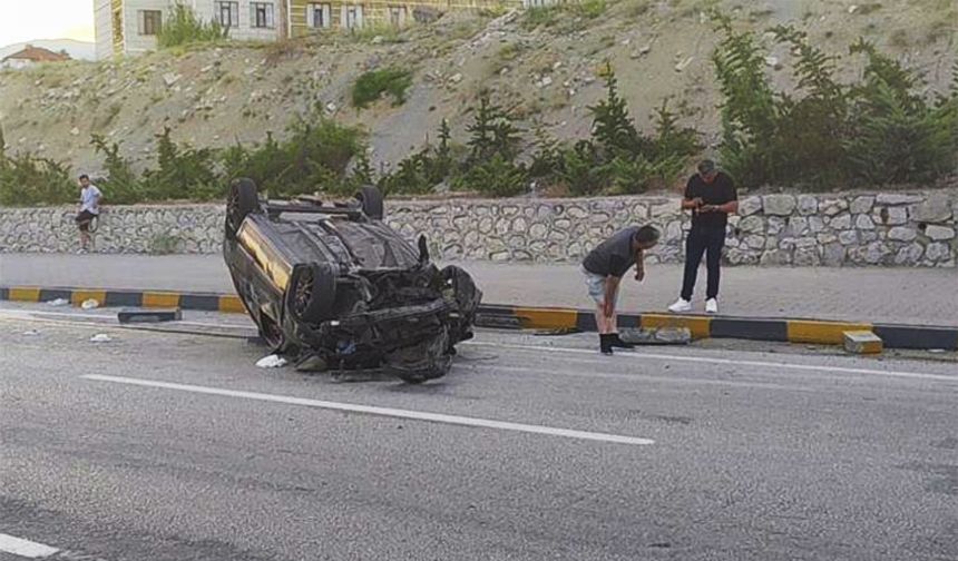 Kaldırıma çarparak takla attı: 3 yaralı!