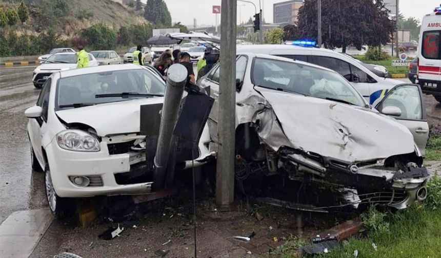 İki otomobilin çarpıştığı kazada, 3 kişi yaralandı!