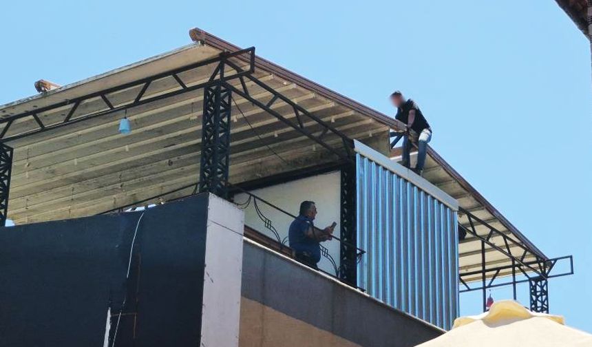 Başkan ile görüşmek isteyen kişi çatıya çıktı!