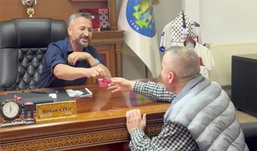 Belediye Başkanı, maaş kartını vatandaşa verdi