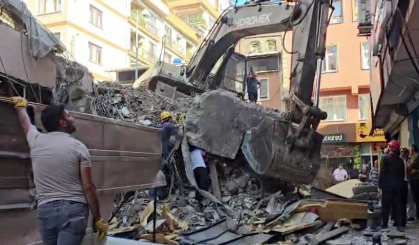 Zonguldak’ta, yıkım sırasında molozlar yola döküldü!