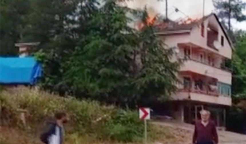 Evinin yanmasına kalbi dayanamadı!