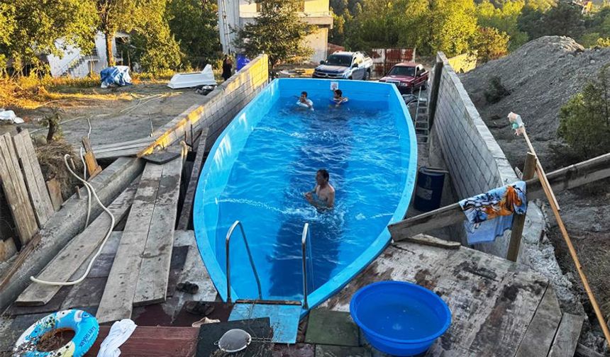 Köydeki evinin bahçesine yattan havuz yaptı