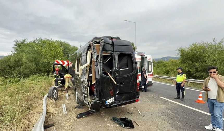 Minibüs, bariyere saplandı: 7 yaralı!