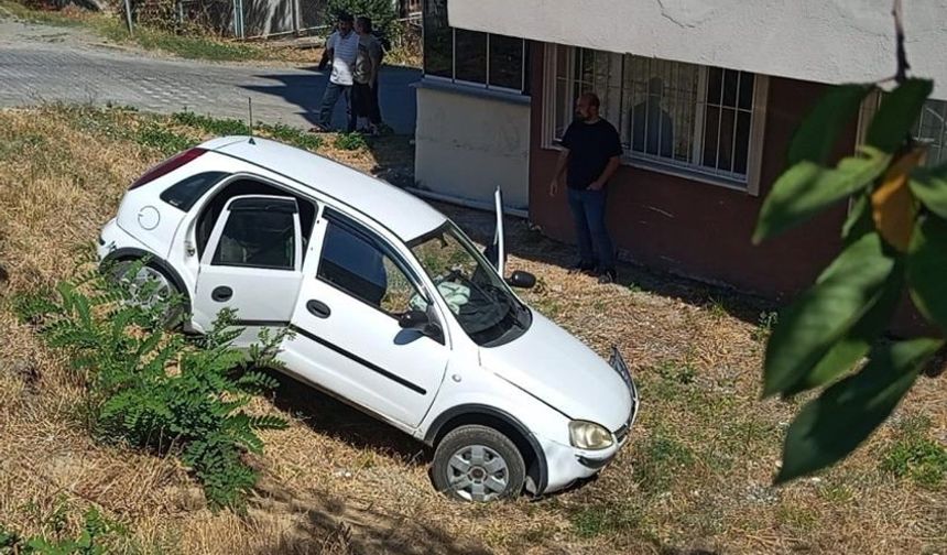 Kazaya karışan araç, apartman boşluğuna düştü!