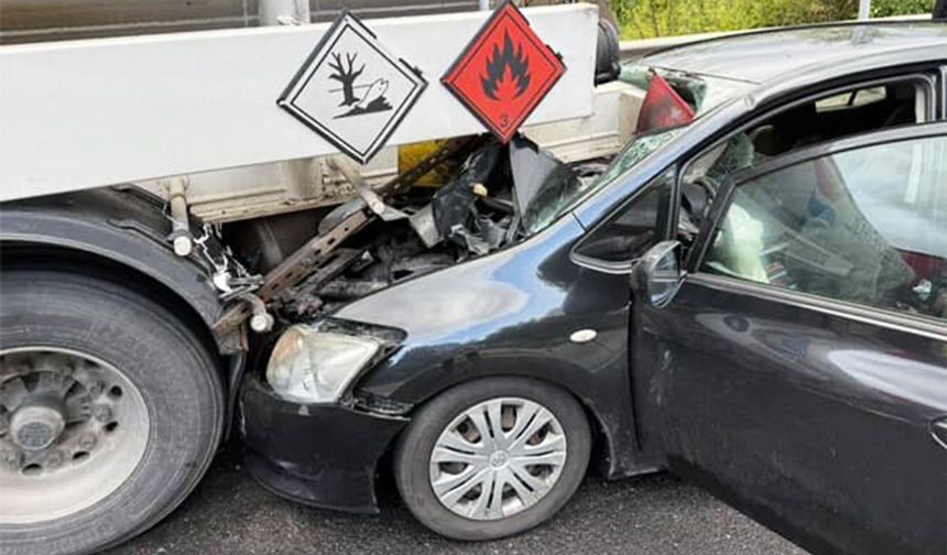 Otomobil, tankere saplandı: 1 yaralı!