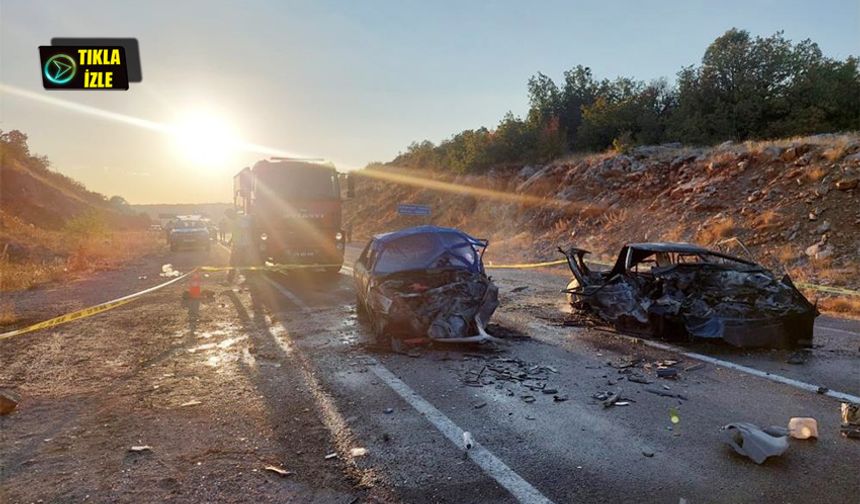Kafa kafaya çarpışan otomobiller  alev aldı: 3 ölü!