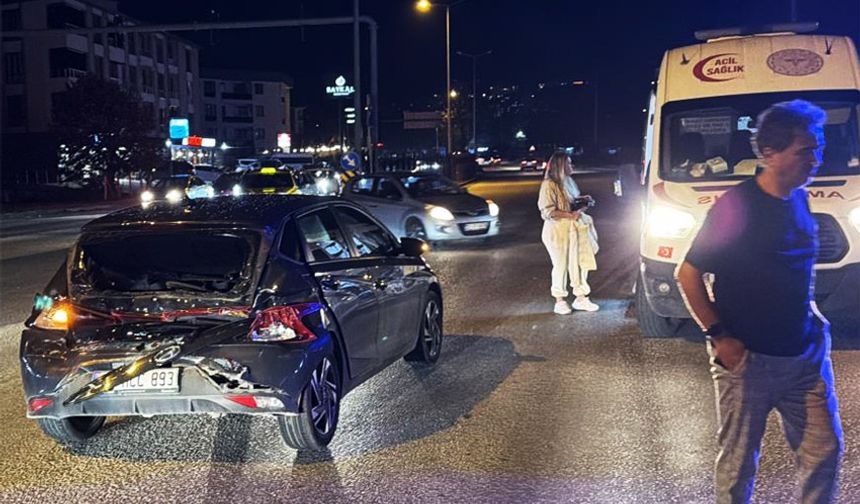 Kırmızı ışıkta duran otomobile kamyon çarptı!