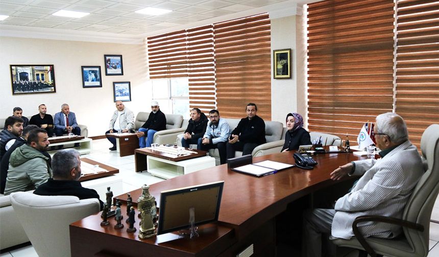 Dükkanlarını su basan esnaf, başkana gitti