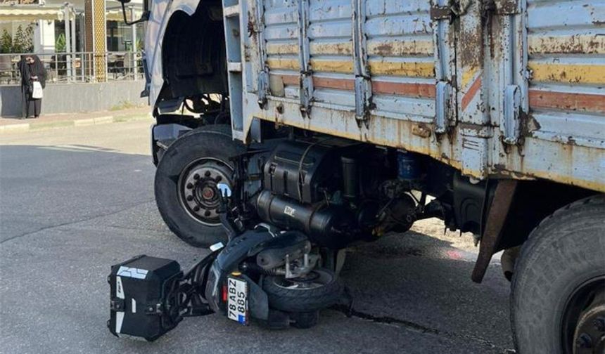 Motosiklet, kamyonun altına girdi: 1 yaralı!