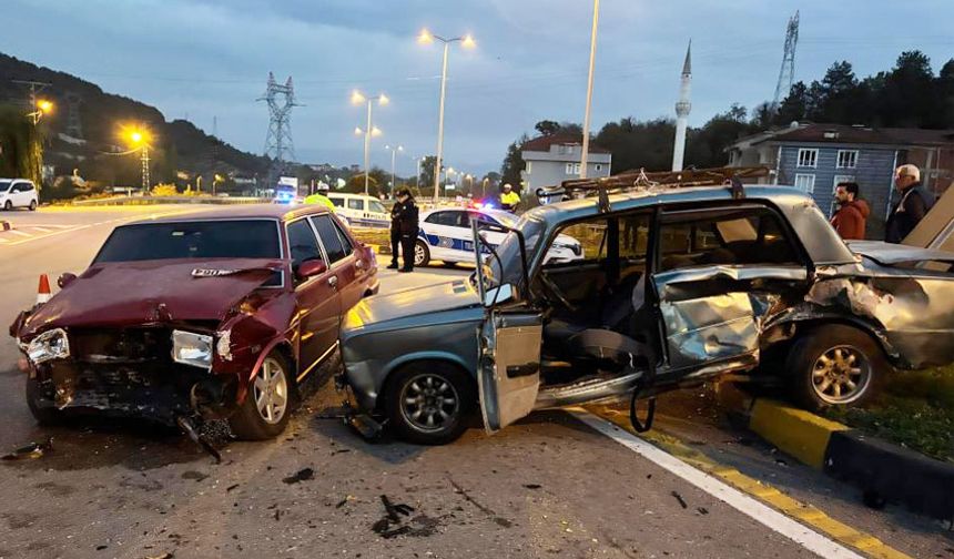 Otomobiller, kavşakta çarpıştı: 6 yaralı!