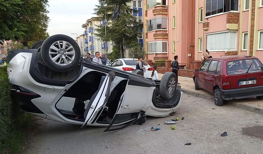 Park halindeki araca çarpıp, ters döndü: 3 yaralı!