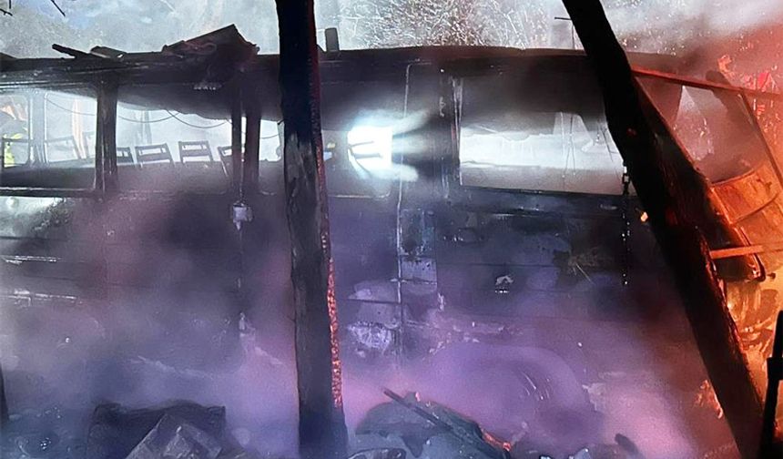 Yıldırım düştü: 2 araç yandı!