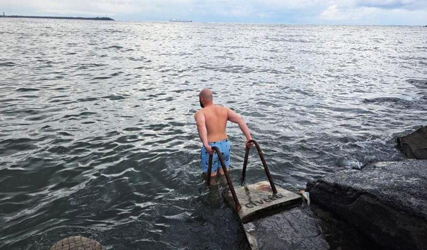 Soğuk havaya aldırış etmeden denize girdi!