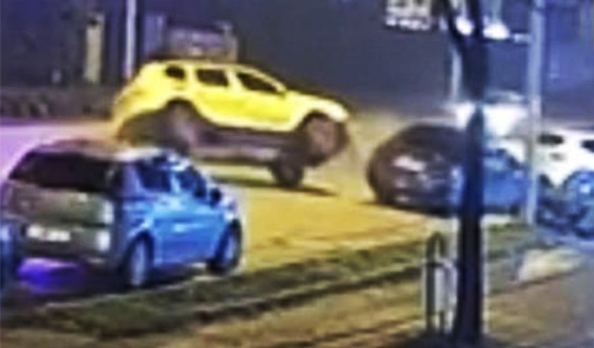 Park halindeki otomobile çarpıp, yan yattı!