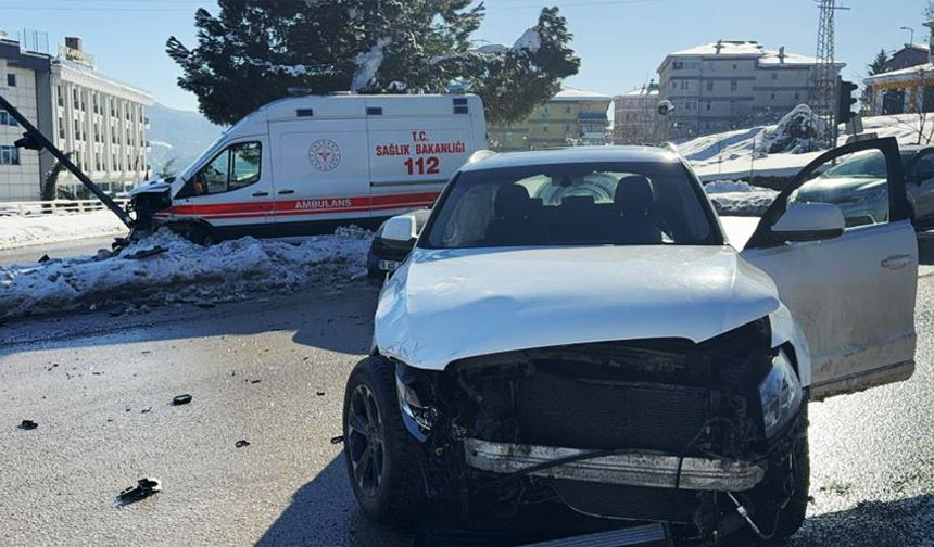 Otomobil ile ambulans çarpıştı: 2 yaralı!