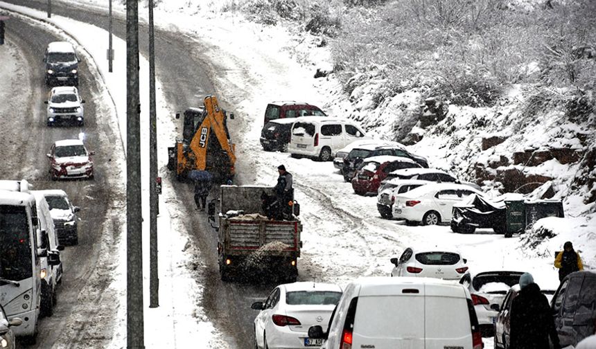 Ereğli'de, karla mücadele kesintisiz sürüyor