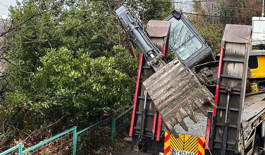 İş makinesi, tırın dorsesinden fırladı!