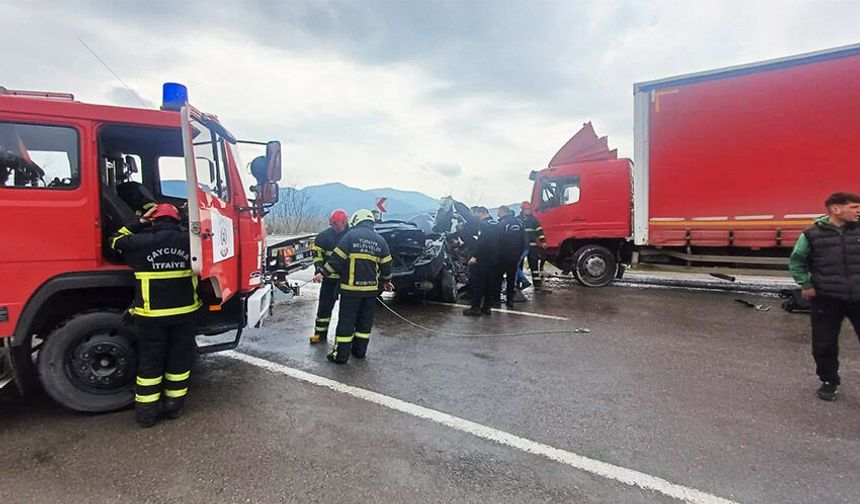 Otomobil, kamyonla çarpıştı: 1 yaralı!