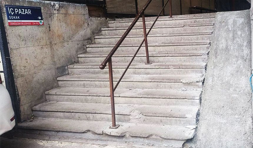 Pazar yerine yapılan engelli rampaları tepki çekti
