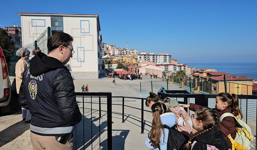 Polisler, okul nöbetlerine başladı