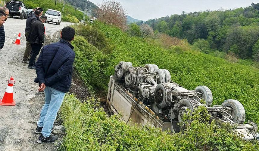 Ereğli'de, hafriyat kamyonu devrildi: 1 yaralı!
