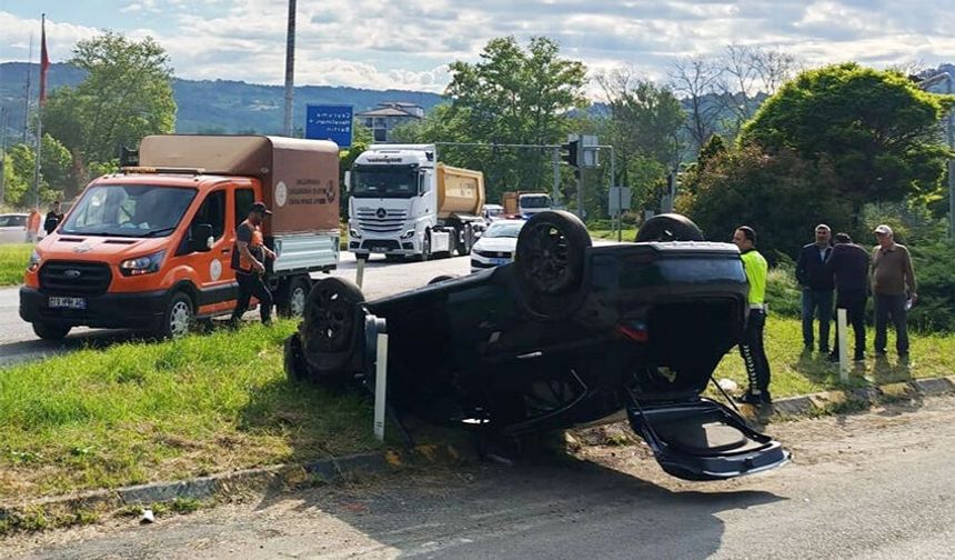 Çaycuma'da, çarpışan otomobillerden biri takla attı!