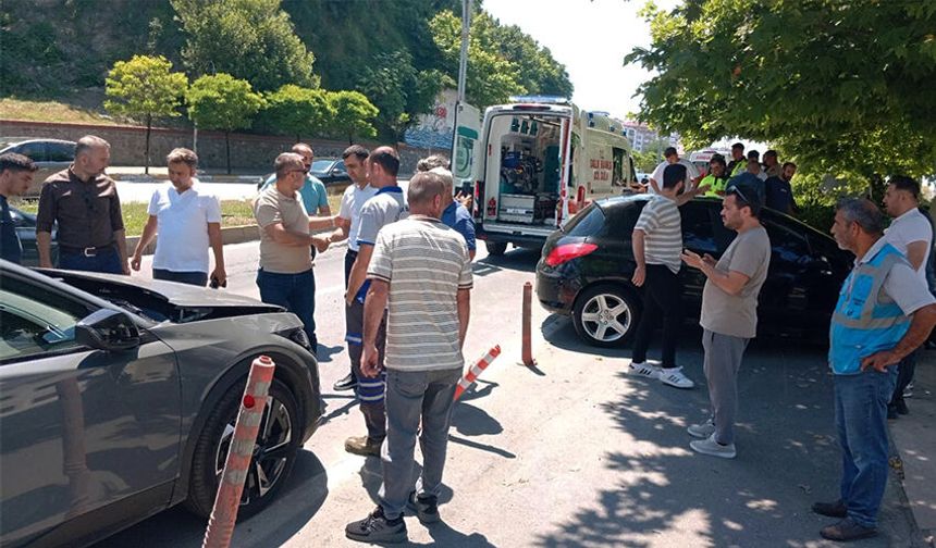 Kontrolden çıkan araç, cami avlusuna daldı!