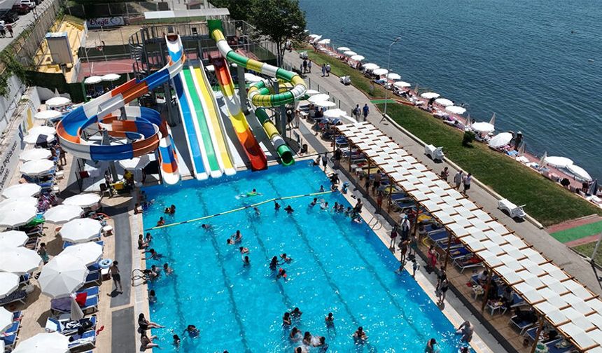 Sevgi ve Barış Plajı, turistlerin akınına uğruyor